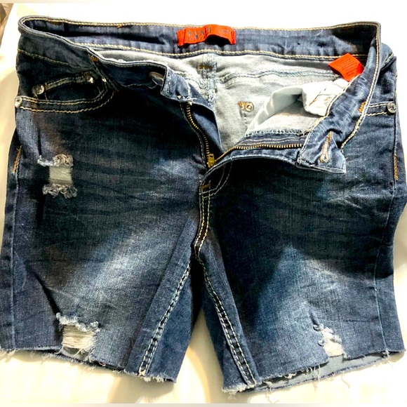 ZANADI vintage embellished/distressed dark wash shorts size 8 excellent cond - Picture 4 of 5